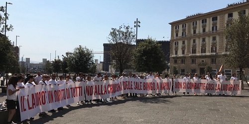 A TESTA ALTA. “Avremmo dovuto costituire un sindacato, ma ce la faremo lo stesso”. Storia di Salvatore, lavoratore in una sala Bingo di Napoli A TESTA ALTA. “Avremmo dovuto costituire un sindacato, ma ce la faremo lo stesso”. Storia di Salvatore, lavoratore in una sala Bingo di Napoli