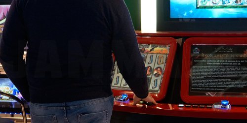 Evasione dalla quotidianità e divertimento. Ecco perchè il giocatore entra in una sala giochi Evasione dalla quotidianità e divertimento. Ecco perchè il giocatore entra in una sala giochi