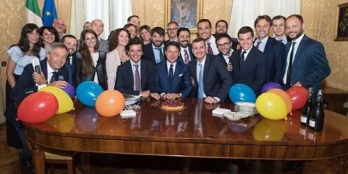 Dalla ludopatia alla ludoteca. Il governo dei ‘like’ dove (quasi) tutto finisce in risate Dalla ludopatia alla ludoteca. Il governo dei ‘like’ dove (quasi) tutto finisce in risate