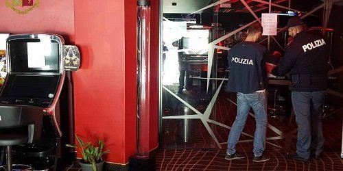 Roma, sala slot viola gli orari ordinanza sindaco: sospesa la licenza Roma, sala slot viola gli orari ordinanza sindaco: sospesa la licenza