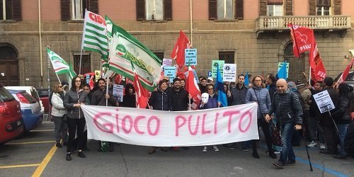 Bologna. Massiccia adesione alla manifestazione degli operatori del gioco legale contro norme Emilia Romagna (foto) Bologna. Massiccia adesione alla manifestazione degli operatori del gioco legale contro norme Emilia Romagna (foto)