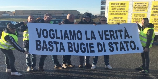 Slot, le imprese alzano la voce: gestori in piazza a Roma per protestare contro le scelte del Governo (foto) Slot, le imprese alzano la voce: gestori in piazza a Roma per protestare contro le scelte del Governo (foto)