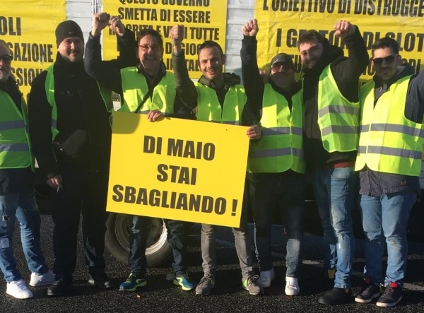 La protesta delle slot arriva a Montecitorio. Di Maio ‘sfugge’ al confronto (video) La protesta delle slot arriva a Montecitorio. Di Maio ‘sfugge’ al confronto (video)
