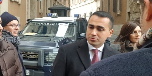 Slot. “Ministro, sta distruggendo 300.000 famiglie”. Di Maio: “Va benissimo” (video) Slot. “Ministro, sta distruggendo 300.000 famiglie”. Di Maio: “Va benissimo” (video)