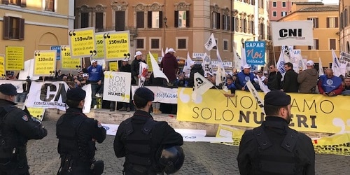 Manifestazione giochi a Montecitorio, de Bertoldi (FdI) e D’Attis (FI): “Settore va riaperto, stanno favorendo l’illegalità. Al lavoro su rapporti con le banche” Manifestazione giochi a Montecitorio, de Bertoldi (FdI) e D’Attis (FI): “Settore va riaperto, stanno favorendo l’illegalità. Al lavoro su rapporti con le banche”