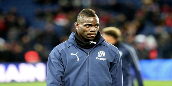 Balotelli denunciato per istigazione a delinquere e gioco d’azzardo dopo la scommessa dello scooter in mare Balotelli denunciato per istigazione a delinquere e gioco d’azzardo dopo la scommessa dello scooter in mare