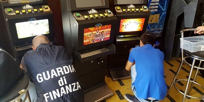 Slot machine modificate e prive di collegamento alla rete: sequestrati 85 apparecchi, 236 schede di gioco e 61 nulla osta in Campania. Preu evaso per oltre 4 milioni Slot machine modificate e prive di collegamento alla rete: sequestrati 85 apparecchi, 236 schede di gioco e 61 nulla osta in Campania. Preu evaso per oltre 4 milioni