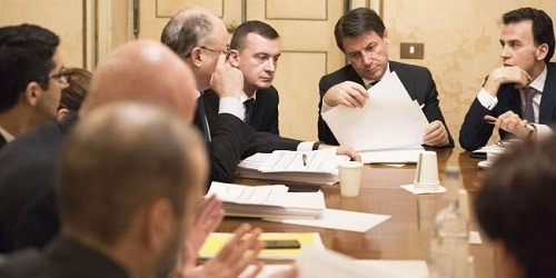 Coronavirus, Confcommercio: “Il governo pensa a un nuovo decreto e guarda alla ‘partita’ in Europa su Mes ed Eurobond” Coronavirus, Confcommercio: “Il governo pensa a un nuovo decreto e guarda alla ‘partita’ in Europa su Mes ed Eurobond”