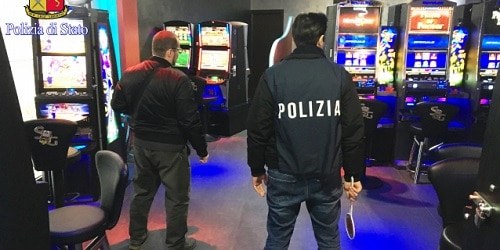 Chiuse dalla Polizia due sale videolottery in provincia di Ferrara, sanzionato anche corner sportivo per presenza di un minore: multe per migliaia di euro Chiuse dalla Polizia due sale videolottery in provincia di Ferrara, sanzionato anche corner sportivo per presenza di un minore: multe per migliaia di euro