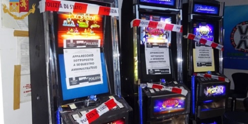 Salerno. Controlli della Polizia di Stato su slot e sale scommesse. Contestate sanzioni per 109mila euro Salerno. Controlli della Polizia di Stato su slot e sale scommesse. Contestate sanzioni per 109mila euro