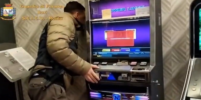 Bari. Operazione della GdF ‘Gaming Machine’. VIDEO Bari. Operazione della GdF ‘Gaming Machine’. VIDEO