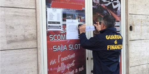 Sequestrata sala scommesse abusiva a Pescara, denunciato il gestore Sequestrata sala scommesse abusiva a Pescara, denunciato il gestore