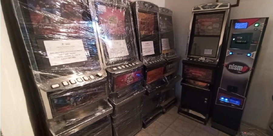 Sardegna: sequestrate 6 slot irregolari tra Serramanna (SU) e Sarroch (CA), multe per 66mila euro Sardegna: sequestrate 6 slot irregolari tra Serramanna (SU) e Sarroch (CA), multe per 66mila euro