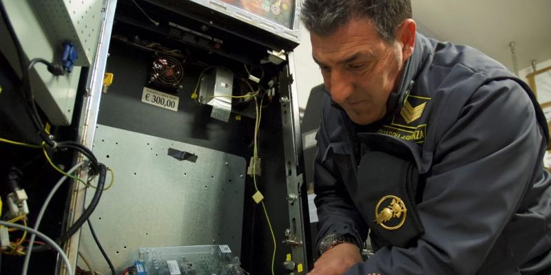 Salerno. Gioco d’azzardo illegale in esercizi pubblici, GDF sequestra totem e videopoker Salerno. Gioco d’azzardo illegale in esercizi pubblici, GDF sequestra totem e videopoker