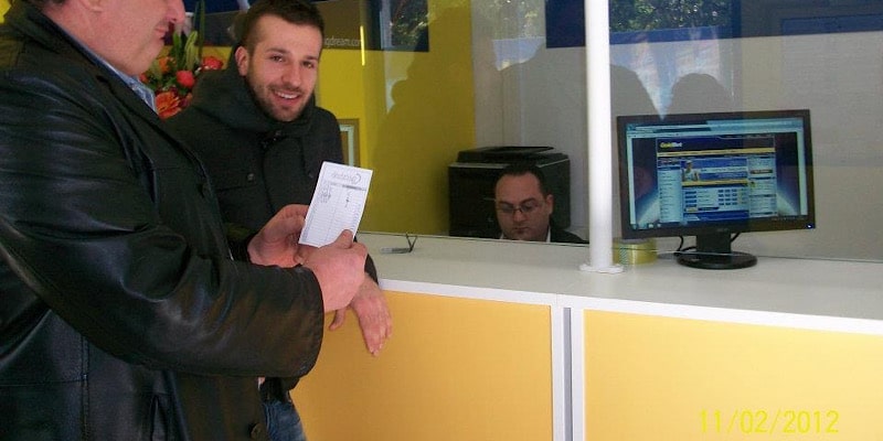A TESTA ALTA. Francesco e la sua agenzia: la piazzetta degli appassionati di calcio A TESTA ALTA. Francesco e la sua agenzia: la piazzetta degli appassionati di calcio
