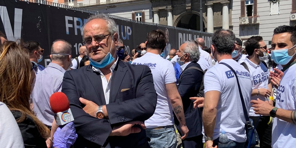 Napoli. Il Capitano Bruscolotti in piazza con gli operatori delle scommesse Bruscolotti