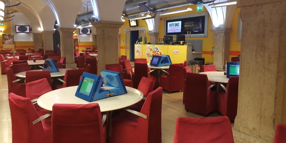 A TESTA ALTA. “Ho ‘scommesso’ su questo settore e ne vado fiero, siamo i primi a combattere la ludopatia”. La storia di Yerko, dipendente in una sala bingo di Trento A TESTA ALTA. “Ho ‘scommesso’ su questo settore e ne vado fiero, siamo i primi a combattere la ludopatia”. La storia di Yerko, dipendente in una sala bingo di Trento