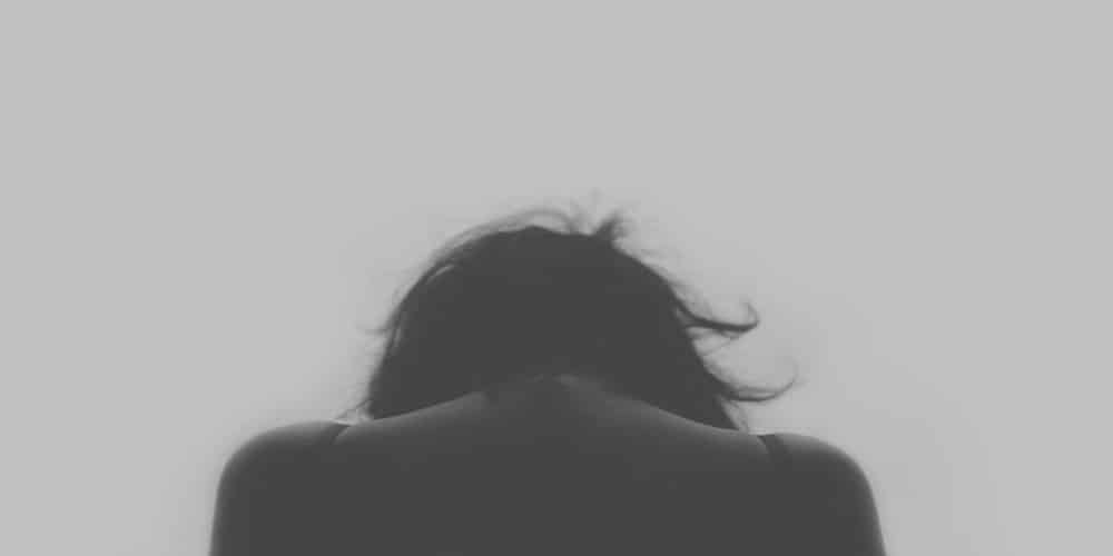 “Segno rosso sulla guancia”, sabato l’Ippodromo Snai San Siro e tutti i fantini impegnati in pista si sono uniti per la “Giornata internazionale contro la violenza sulle donne” Donna di spalle