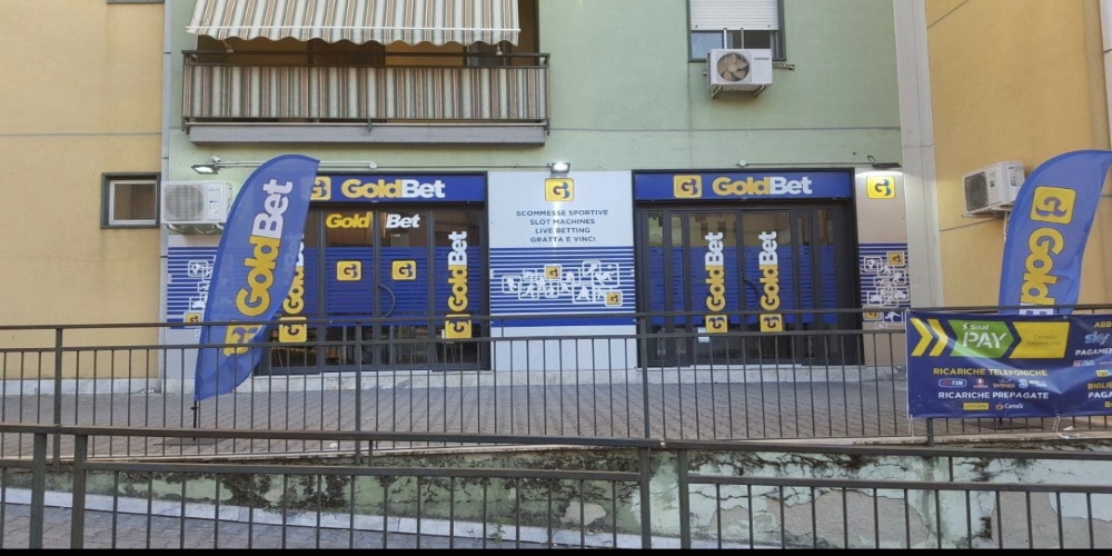 A TESTA ALTA. “Quello che stiamo vivendo è inaccettabile, non siamo banditi ma onesti lavoratori”. Lo sfogo di Giuseppe, titolare di due agenzie scommesse Goldbet a Caltanissetta A TESTA ALTA. “Quello che stiamo vivendo è inaccettabile, non siamo banditi ma onesti lavoratori”. Lo sfogo di Giuseppe, titolare di due agenzie scommesse Goldbet a Caltanissetta