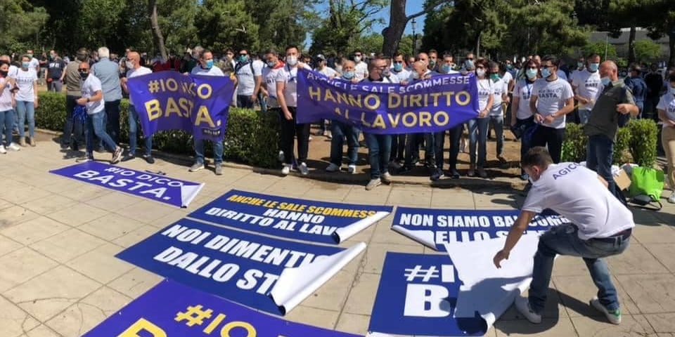 Palermo, manifestano i lavoratori del gioco: “Siamo in ginocchio. Vogliamo riaprire come tutti gli altri” (video) Palermo, manifestano i lavoratori del gioco: “Siamo in ginocchio. Vogliamo riaprire come tutti gli altri” (video)