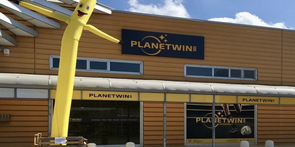 A TESTA ALTA. “Senza aiuti ci sostengono solo i messaggi di vicinanza dei nostri clienti… ma è dura!”. La storia di Ivan e Luigi, titolari di una sala scommesse Planetwin365 di Manoppello (PE) A TESTA ALTA. “Senza aiuti ci sostengono solo i messaggi di vicinanza dei nostri clienti… ma è dura!”. La storia di Ivan e Luigi, titolari di una sala scommesse Planetwin365 di Manoppello (PE)
