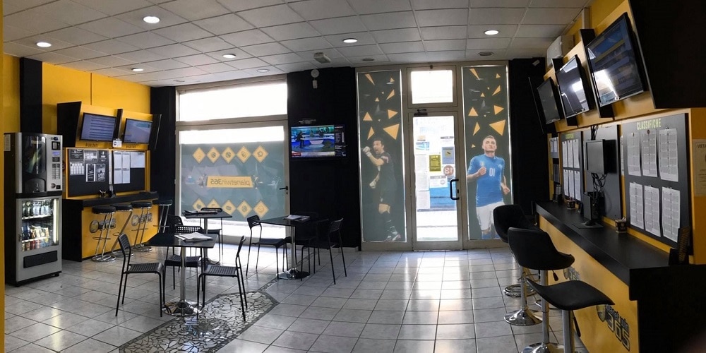 A TESTA ALTA. “Pronti a scendere di nuovo in campo”. La storia di Simone e Simone, titolari di sale scommesse a Pescara A TESTA ALTA. “Pronti a scendere di nuovo in campo”. La storia di Simone e Simone, titolari di sale scommesse a Pescara