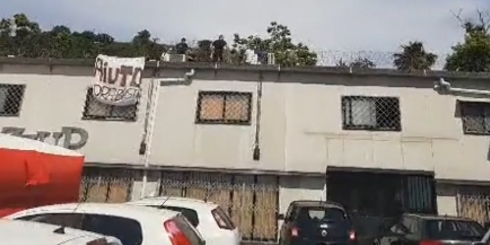 Dipendenti di una impresa di gestione slot salgono sul tetto e minacciano di gettarsi di sotto Dipendenti di una impresa di gestione slot salgono sul tetto e minacciano di gettarsi di sotto