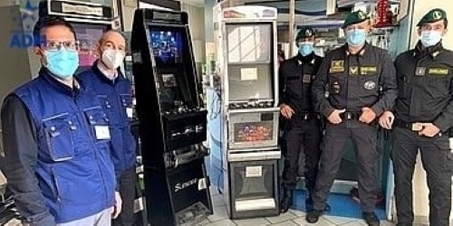 Bologna, sequestrate 5 slot irregolari: pronte le sanzioni per titolare esercizio e proprietario apparecchi, locale verso la chiusura da 30 a 60 giorni Bologna, sequestrate 5 slot irregolari: pronte le sanzioni per titolare esercizio e proprietario apparecchi, locale verso la chiusura da 30 a 60 giorni