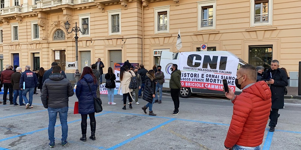 Salerno. Il CNI scende in piazza per protestare contro l’indifferenza delle istituzioni verso la crisi del settore (VIDEO) Salerno. Il CNI scende in piazza per protestare contro l’indifferenza delle istituzioni verso la crisi del settore (VIDEO)