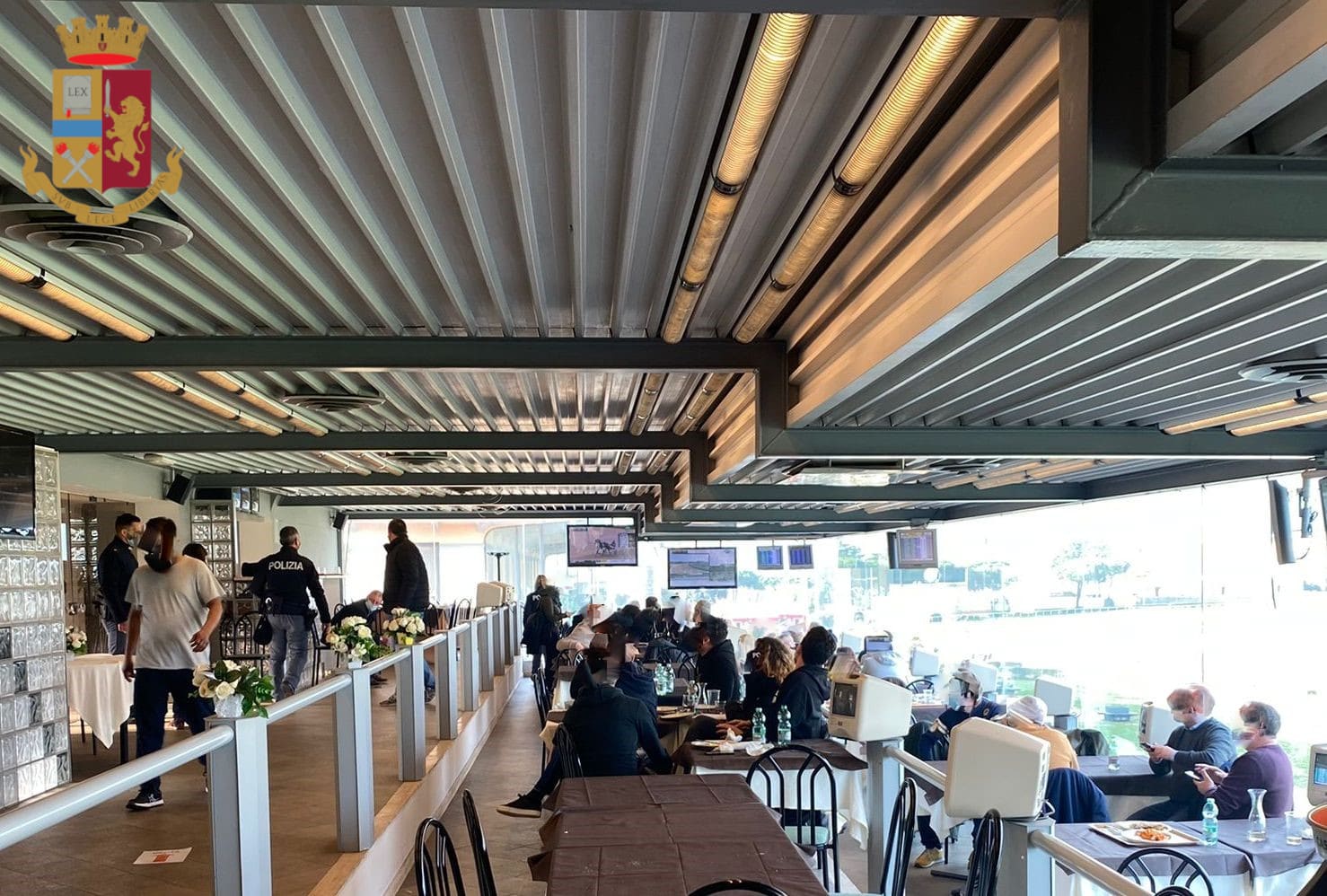 Oltre 70 le persone sorprese dalla Polizia di Stato a scommettere all’interno dell’Ippodromo delle Capannelle Oltre 70 le persone sorprese dalla Polizia di Stato a scommettere all’interno dell’Ippodromo delle Capannelle