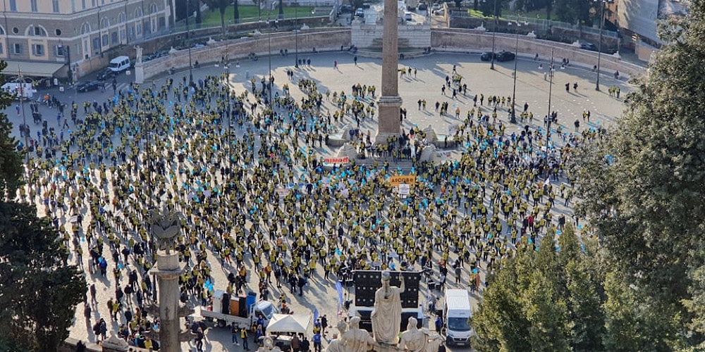 Manifestazione giochi, delegazione lavoratori Corona Bingo Gaming Hall di Caltanissetta a Roma: “Siamo un prodotto legale” Manifestazione giochi, delegazione lavoratori Corona Bingo Gaming Hall di Caltanissetta a Roma: “Siamo un prodotto legale”