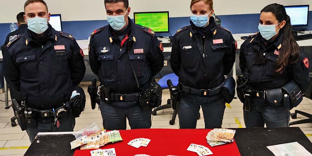 Milano, Polizia di Stato scopre bisca clandestina a “Chinatown”: 5 persone denunciate per gioco d’azzardo e sanzionate per violazione della normativa anti Covid Milano, Polizia di Stato scopre bisca clandestina a “Chinatown”: 5 persone denunciate per gioco d’azzardo e sanzionate per violazione della normativa anti Covid