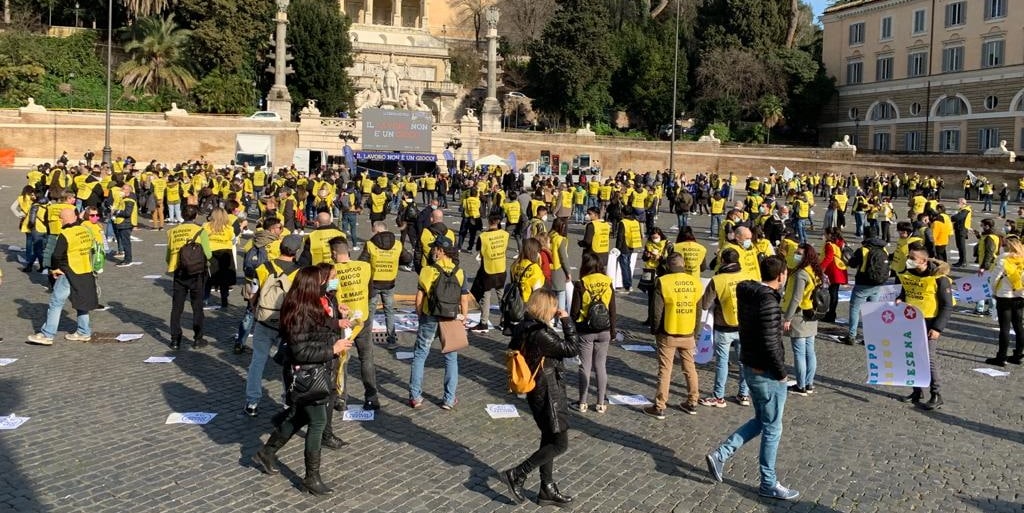 Giochi, Sapar: “150mila lavoratori sono a casa e non sanno ancora il perchè. Torniamo in piazza il 31 marzo a Roma” Giochi, Sapar: “150mila lavoratori sono a casa e non sanno ancora il perchè. Torniamo in piazza il 31 marzo a Roma”