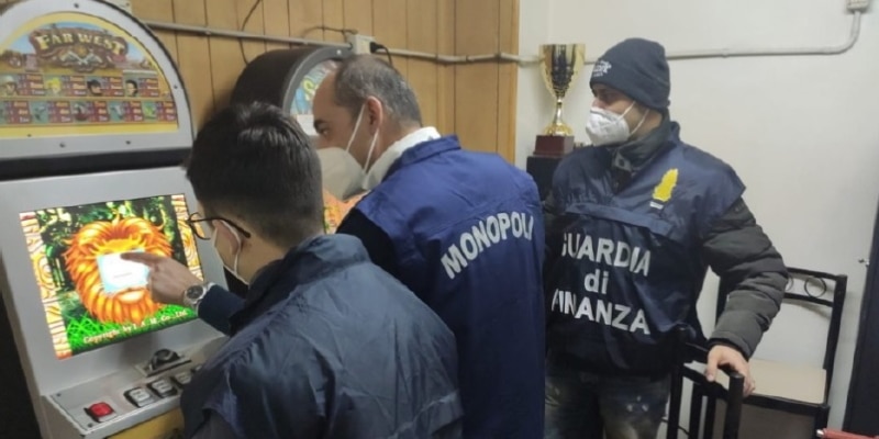 Napoli, sei slot irregolari in un esercizio commerciale: sanzione da 66.000 euro Napoli, sei slot irregolari in un esercizio commerciale: sanzione da 66.000 euro