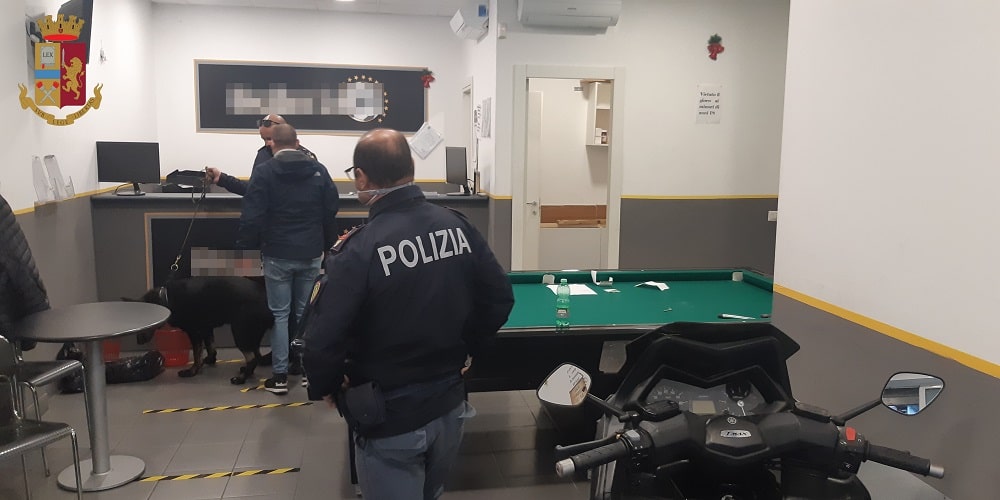 Roma. Scommesse e cocaina: Polizia sequesta sala (VIDEO) Roma. Scommesse e cocaina: Polizia sequesta sala (VIDEO)