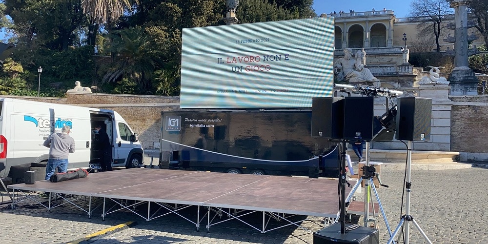 Il grido del gioco legale: riapriamo. Il settore nelle piazze di Roma e Milano (foto e video) Il grido del gioco legale: riapriamo. Il settore nelle piazze di Roma e Milano (foto e video)