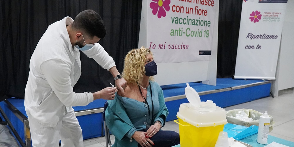 Vaccini in azienda da giugno. Priorità anche per lavoratori sale gioco e scommesse Vaccinazione