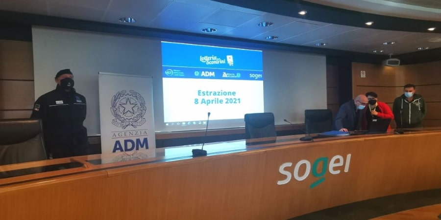 Lotteria scontrini, Adm: “Uno dei fortunati vincitori presso la sede del Lazio per richiedere il premio da 100mila euro” Lotteria scontrini, Adm: “Uno dei fortunati vincitori presso la sede del Lazio per richiedere il premio da 100mila euro”