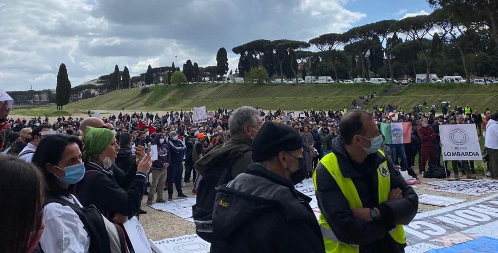 Roma, manifestazione commercianti al Circo Massimo: presenza massiccia anche degli operatori del comparto giochi (foto) Roma, manifestazione commercianti al Circo Massimo: presenza massiccia anche degli operatori del comparto giochi (foto)