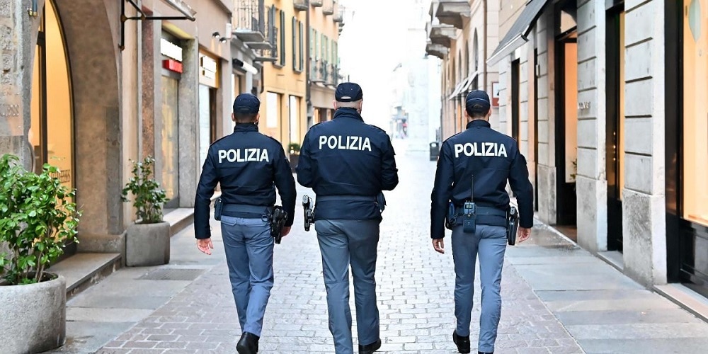Polizia, intensificati i controlli a Cirò Marina (KR): nel mirino anche una tabaccheria e un centro scommesse Polizia, intensificati i controlli a Cirò Marina (KR): nel mirino anche una tabaccheria e un centro scommesse