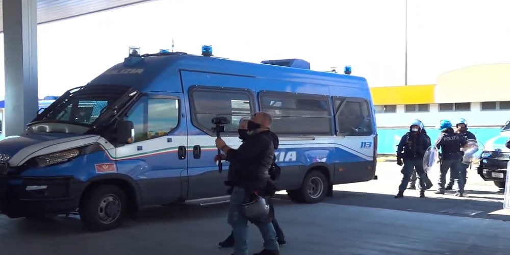 Giochi. Roma, protesta degli operatori sul Raccordo Anulare: la Polizia identifica i manifestanti Giochi. Roma, protesta degli operatori sul Raccordo Anulare: la Polizia identifica i manifestanti