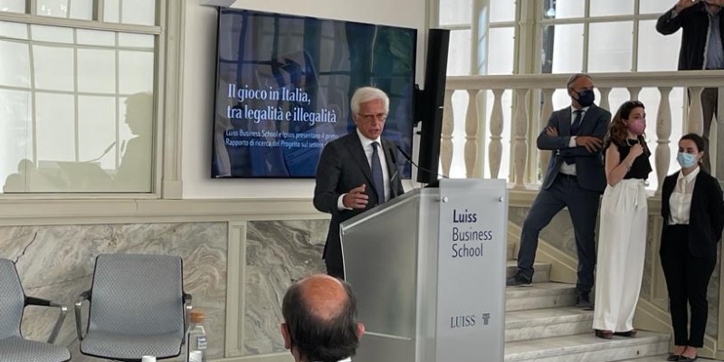 Ricerca Luiss-Ipsos su gioco in Italia, Caroli (Luiss): “Settore industriale molto importante. Attività lecite arma decisiva per combattere piaga illegalità” Ricerca Luiss-Ipsos su gioco in Italia, Caroli (Luiss): “Settore industriale molto importante. Attività lecite arma decisiva per combattere piaga illegalità”