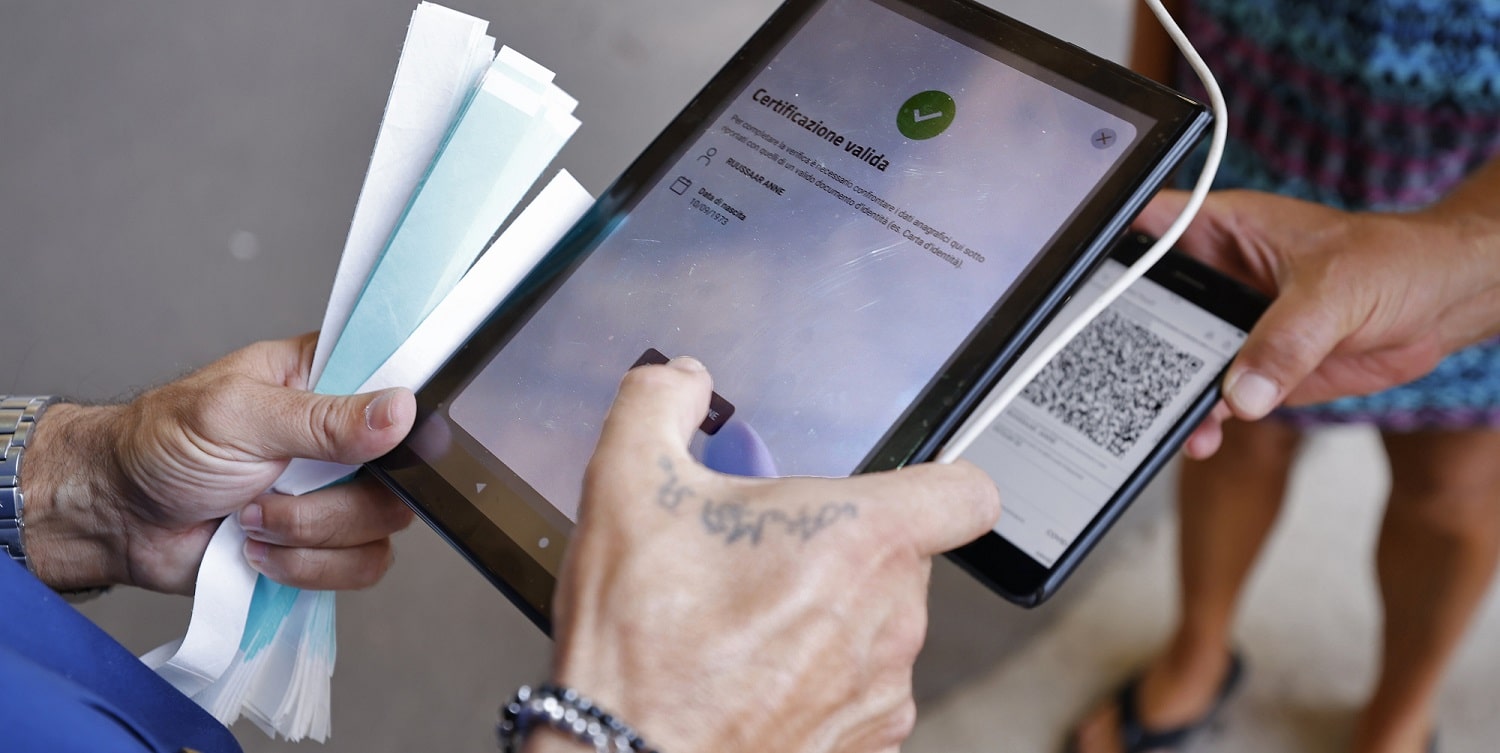 Cabina di regia: si va verso il super green pass anche in zona bianca a partire dal 6 dicembre IMAGOECONOMICA GREEN PASS