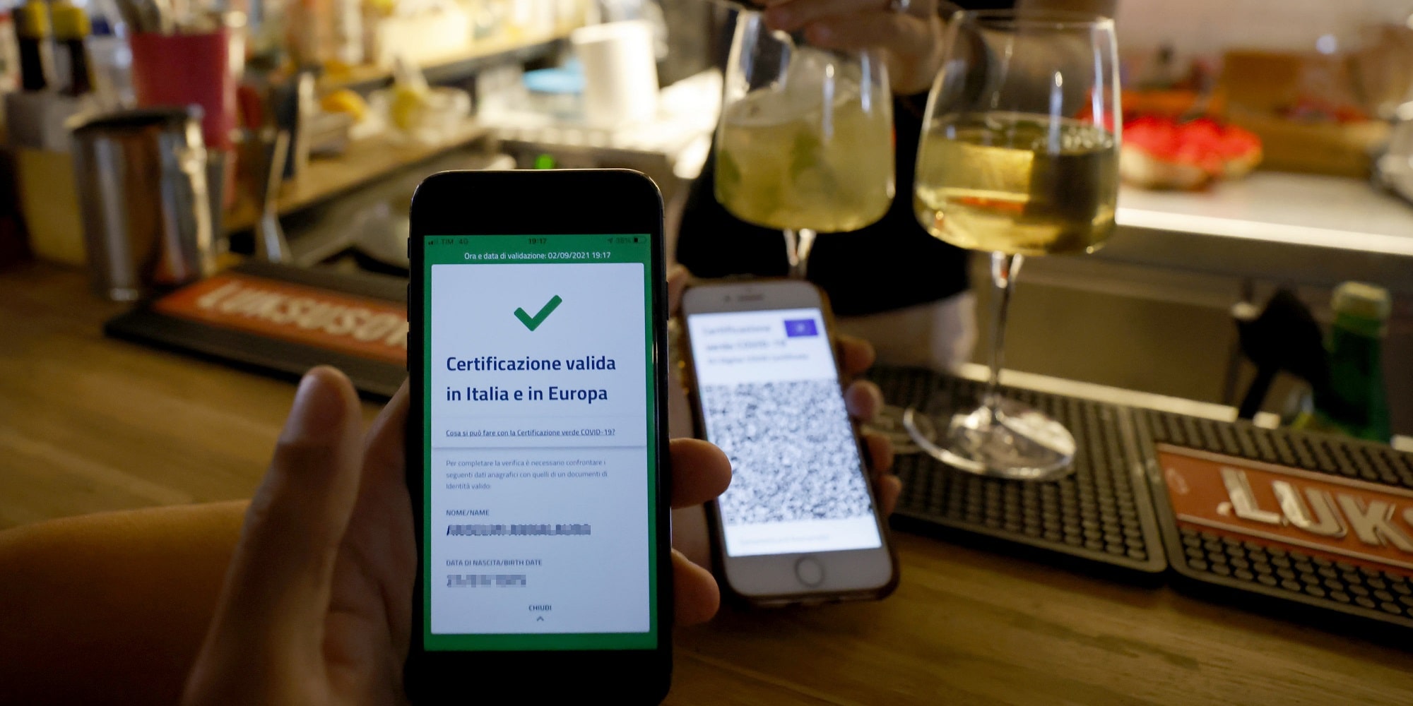 Estensione Super Green Pass e nuove regole per quarantena vaccinati: ecco il vademecum di Fipe per i Pubblici Esercizi imagoeconomica green pass bar