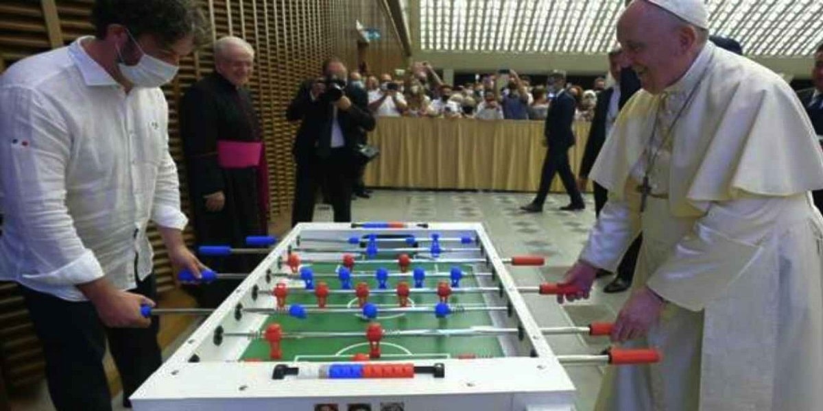 As.Tro: “Gli apparecchi senza vincita in denaro privi di nulla osta sono illeciti dal 1° marzo” Il Papa gioca a biliardino con un fedele in Sala Nervi. Foto © Vatican Media