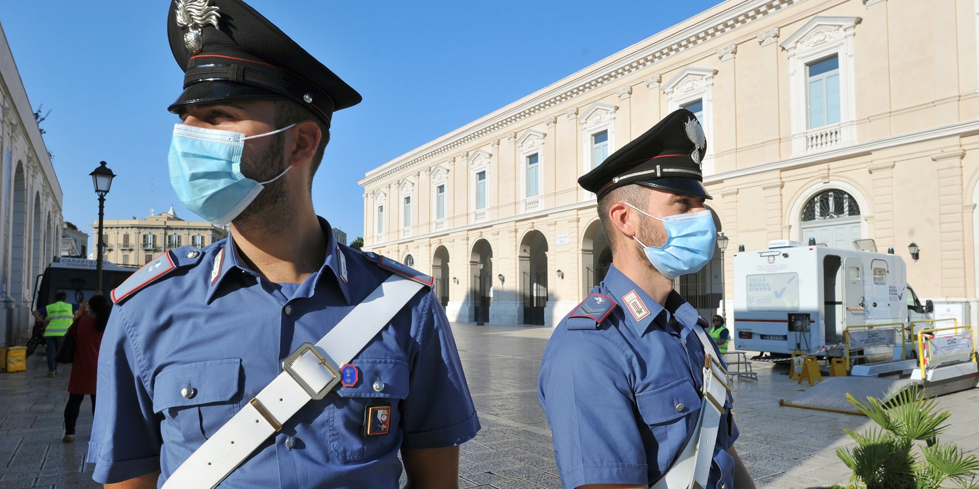 Rapine in centri commerciali, sale giochi e tabaccherie: sgominata banda in Toscana carabinieri imagoeconomica 23