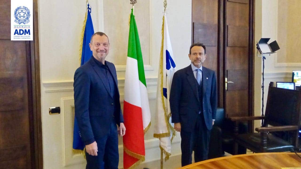 Lotteria Italia, Minenna (Adm) illustra l’inziativa “Disegniamo la Fortuna” al conduttore Amadeus Lotteria Italia, Minenna (Adm) illustra l’inziativa “Disegniamo la Fortuna” al conduttore Amadeus