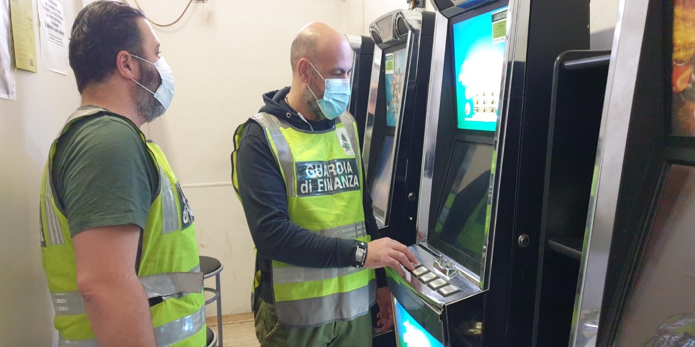 Telecomando malfunzionante tradisce gestore bar a Trentola Ducenta (CE): scoperta sala slot abusiva, sequestrati 7 apparecchi irregolari e multa da oltre 30mila euro Telecomando malfunzionante tradisce gestore bar a Trentola Ducenta (CE): scoperta sala slot abusiva, sequestrati 7 apparecchi irregolari e multa da oltre 30mila euro