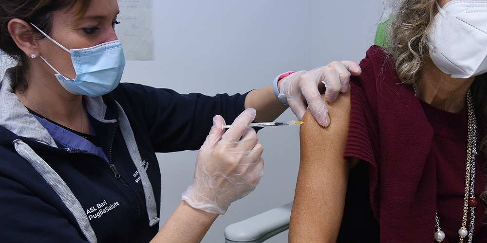Germania. Gli operatori delle slot scendono in campo a favore della vaccinazione: “Non giocare con il Corona” vaccino imagoeconomica