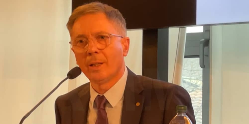 Enada Primavera, “Uniti oltre il riordino”: l’intervento di Domenico Distante (SAPAR) – Video Enada Primavera, “Uniti oltre il riordino”: l’intervento di Domenico Distante (SAPAR) – Video